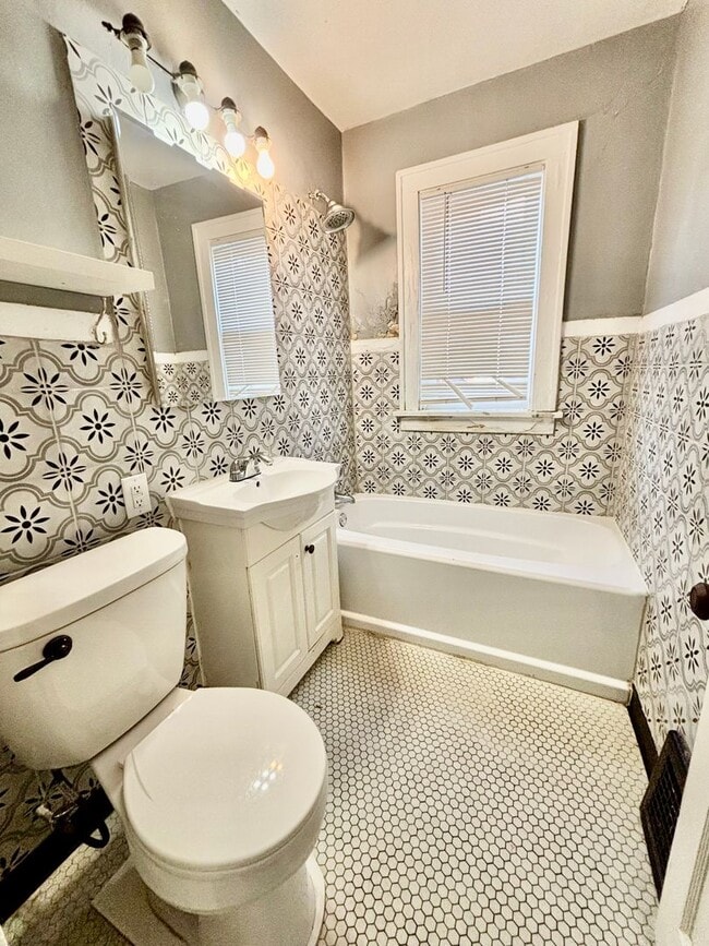 Building Photo - 847 S 60th St