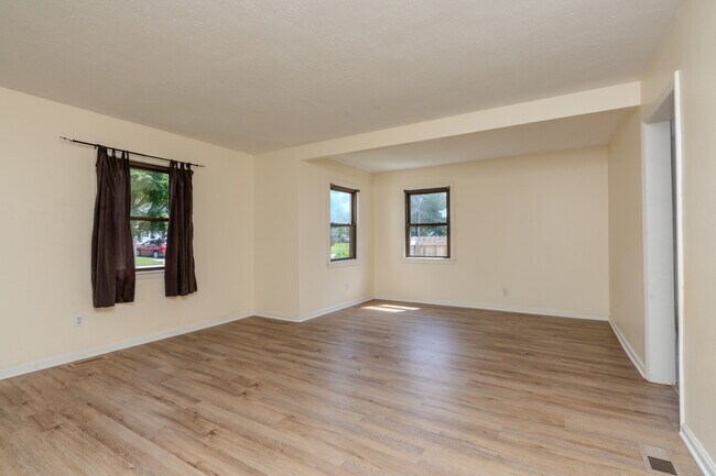 Building Photo - 1301 Sunset Dr