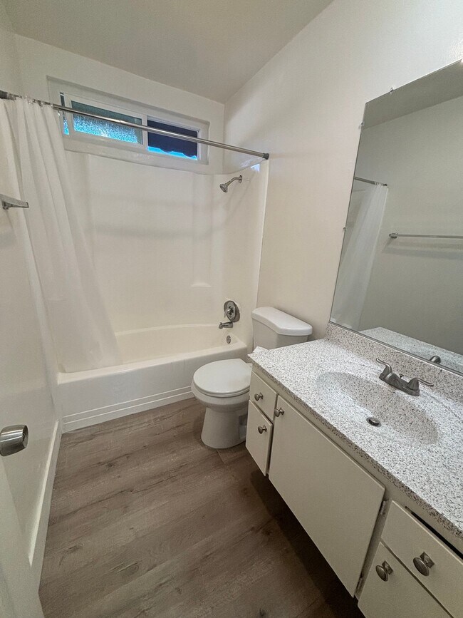 Foto del edificio - 8202 Ashgrove Dr
