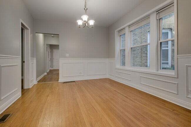 Foto del edificio - 5039 W Cullom Ave