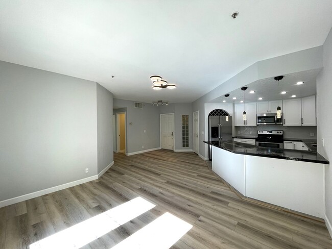 Building Photo - Beautiful 2B/2BA in the Marina w/ Newly Re...