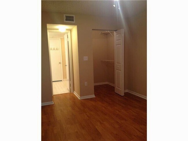 Foto del edificio - 2831 N Oakland Forest Dr