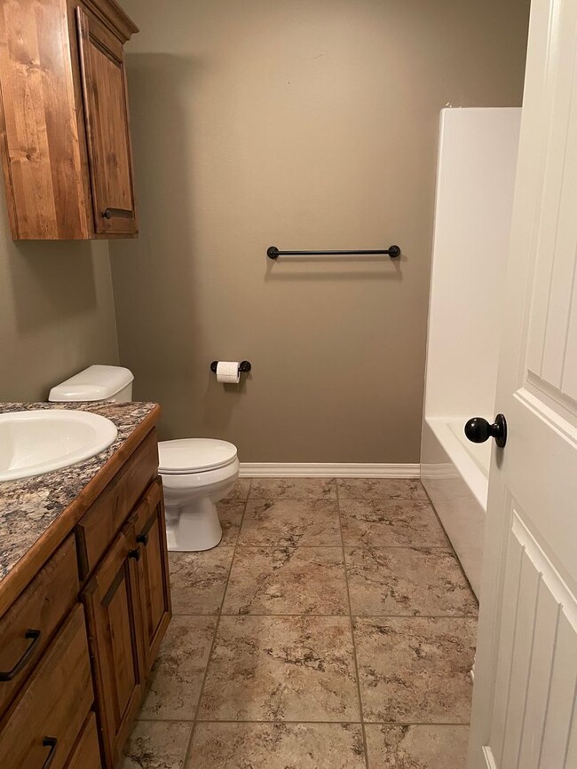 Foto del edificio - 3 Bedroom, All Brick home in Republic for ...