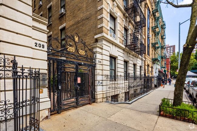 Building Photo - 205 W 103rd St