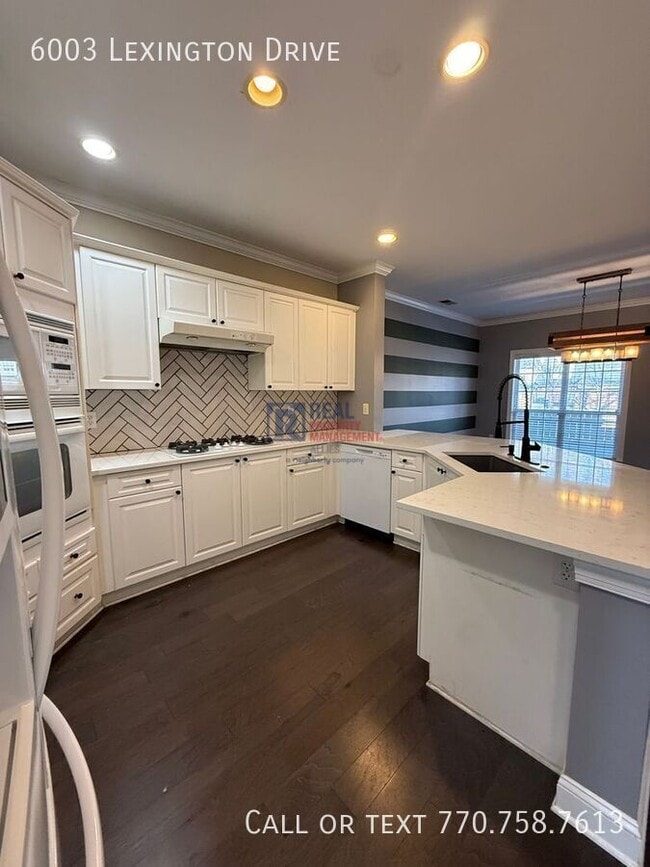 Foto del edificio - 6003 Lexington Dr