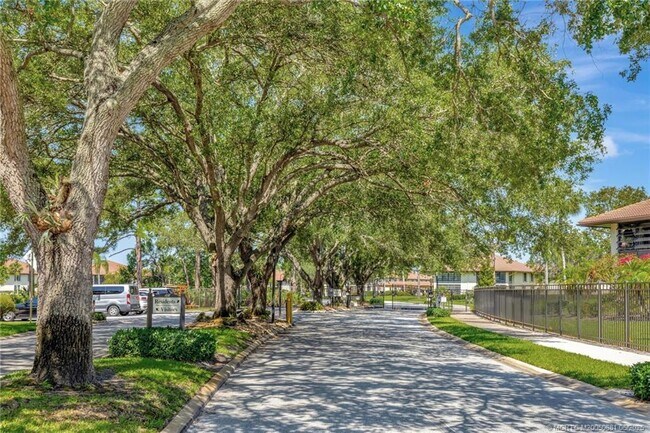 Foto del edificio - 480 SW South River Dr