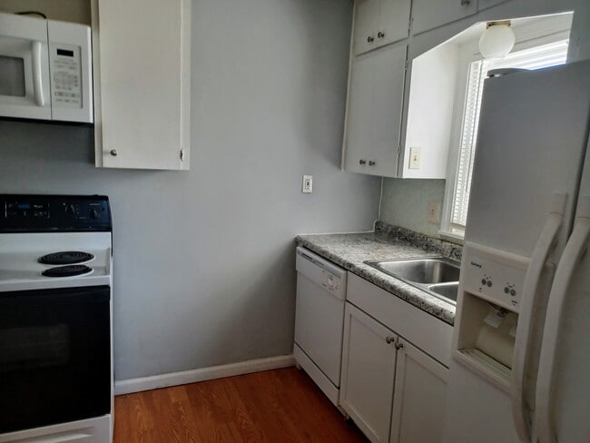 Building Photo - 625 N Clara St