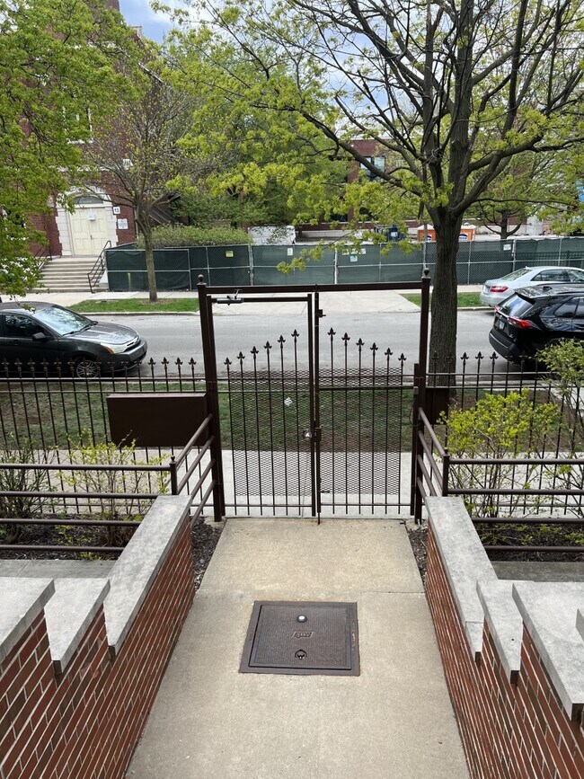 Foto del edificio - 6623 N Greenview Ave