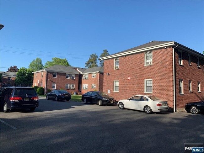 Foto del edificio - 171-183-183 Fort Lee Rd