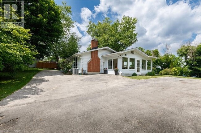 Building Photo - 176 Riverbank Dr