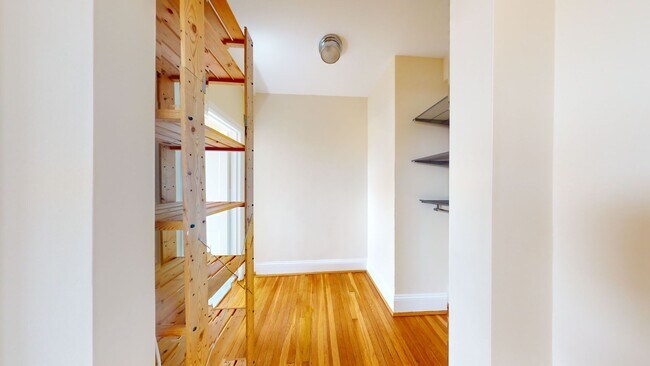 Building Photo - Cleveland Park Studio Apartment Across the...