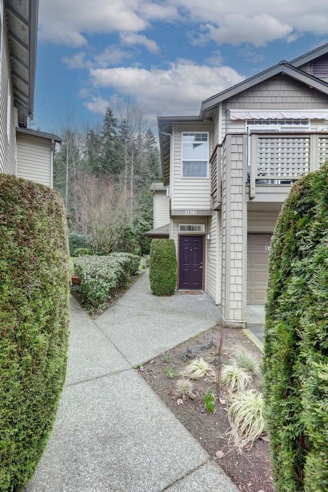 Building Photo - Luxury living in this spacious upper floor...