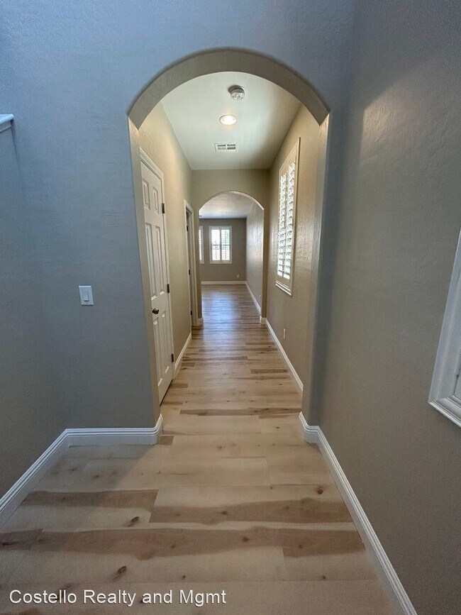 Building Photo - 3 br, 2.5 bath House - 7040 Claythorn
