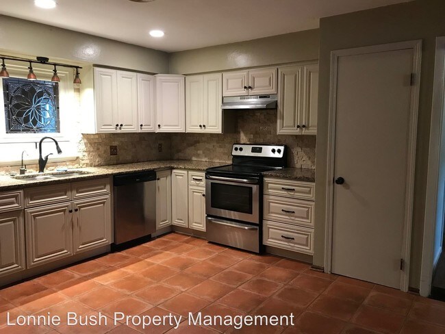 Foto del edificio - 3 br, 2 bath House - 2215 Maple St