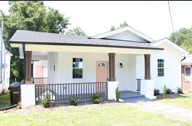 Foto del edificio - !! SPECIAL HALF OFF SECOND MONTH'S RENT!!! Updated 3BR 2BA  Home w/ Renovated Kitchen near Downto...