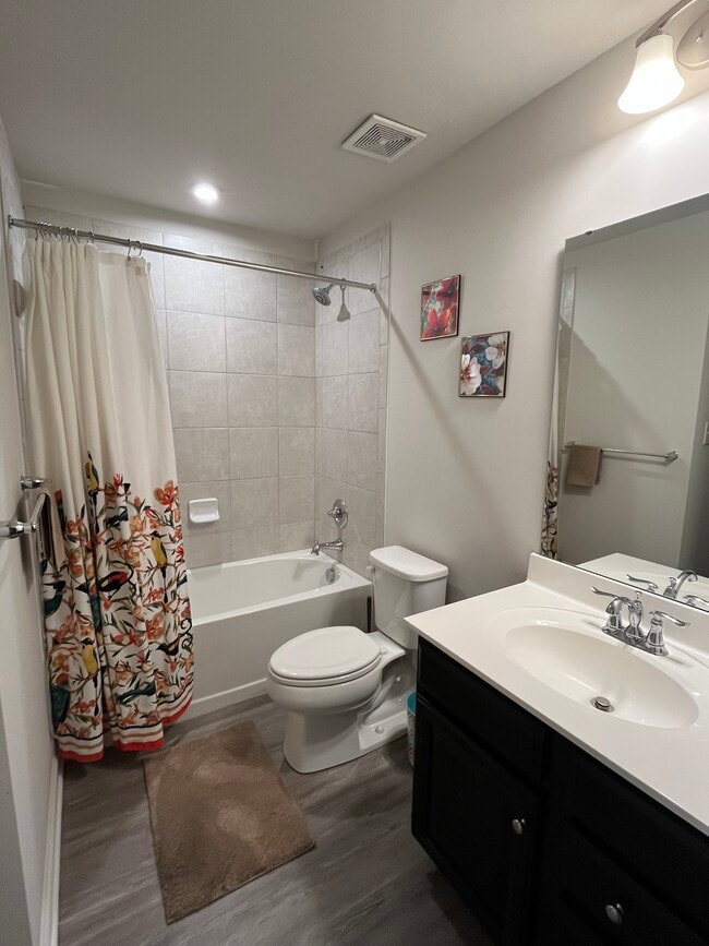 Building Photo - 221 Bamboo Dr