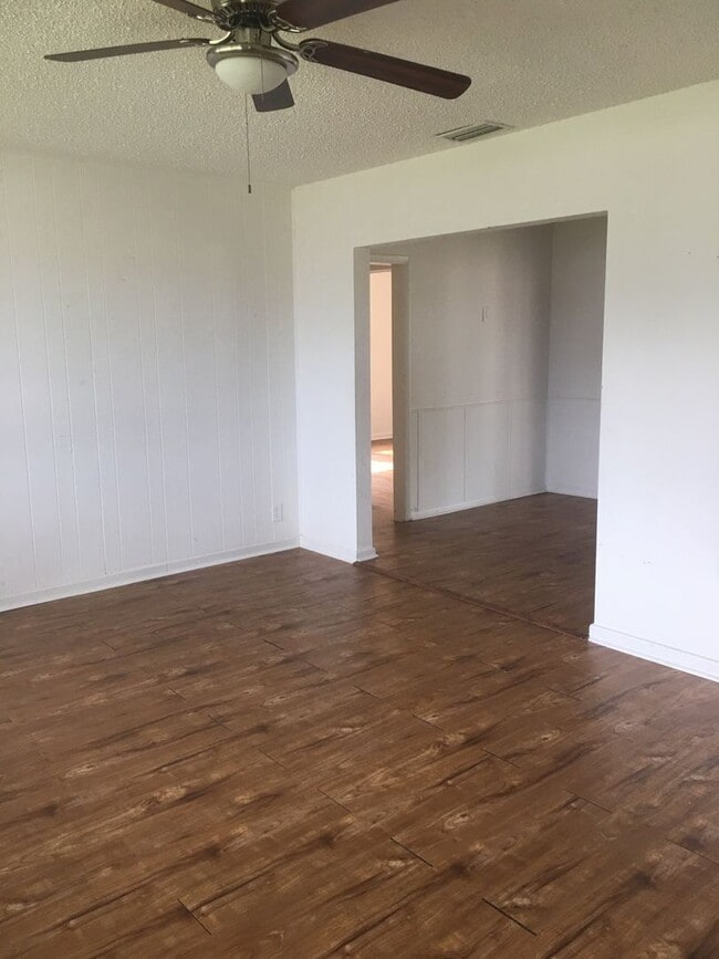 Building Photo - Spacious 4BR Home with Fenced Yard, Screened Patio & Updated Interior – 1,354 Sq Ft