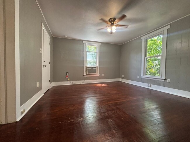 Building Photo - SUPER CUTE 1 BEDROOM 1 BATH HOUSE