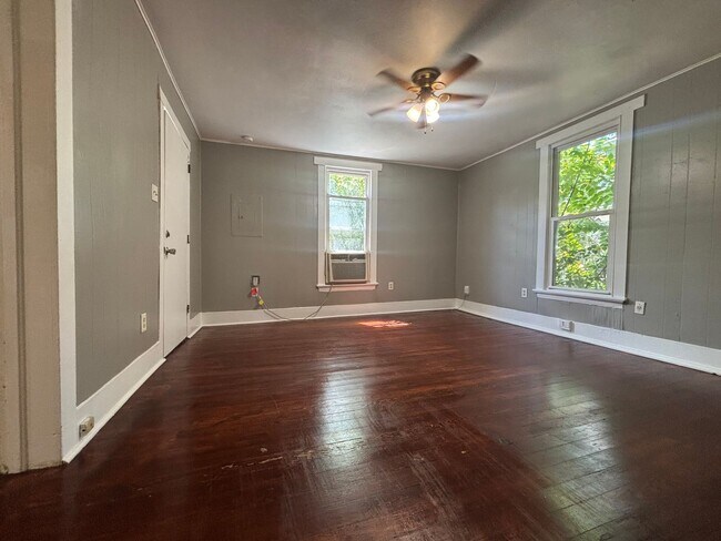 Foto del edificio - SUPER CUTE 1 BEDROOM 1 BATH HOUSE
