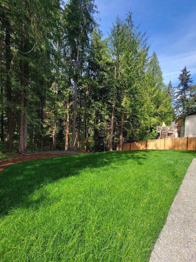 Foto del edificio - New Construction, Custom Chalet-style Home In Yelm. 3 bedrooms, 2 1/2 baths.