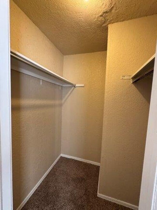 Building Photo - 2 Bedroom, 2 1/2 Baths with a 2 Car Garage...