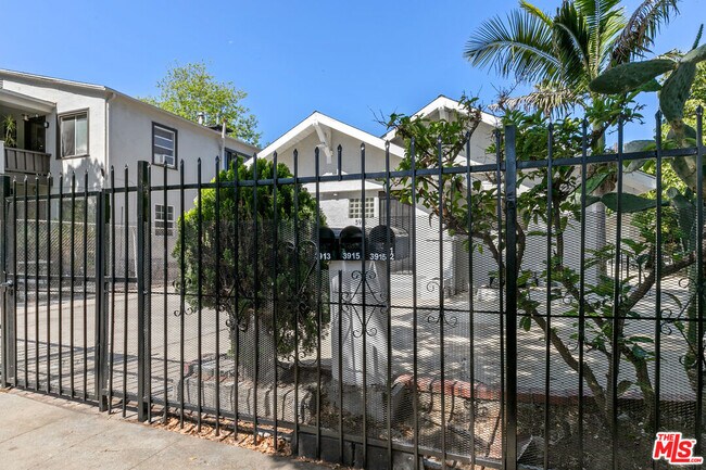 Foto del edificio - 3915 S Budlong Ave