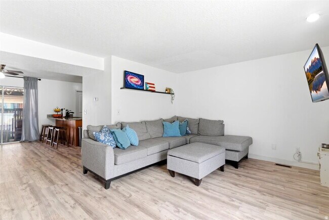 Foto del edificio - "Spacious 3-Bed Oasis with Fireplace & Modern Vinyl Touches in Ogden"