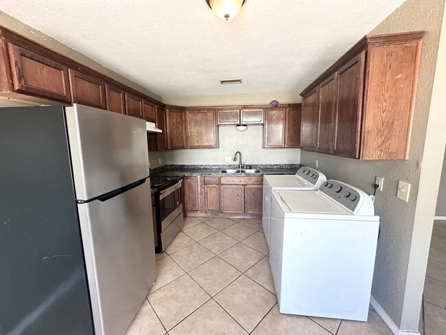 Building Photo - 205 Edgewood Dr