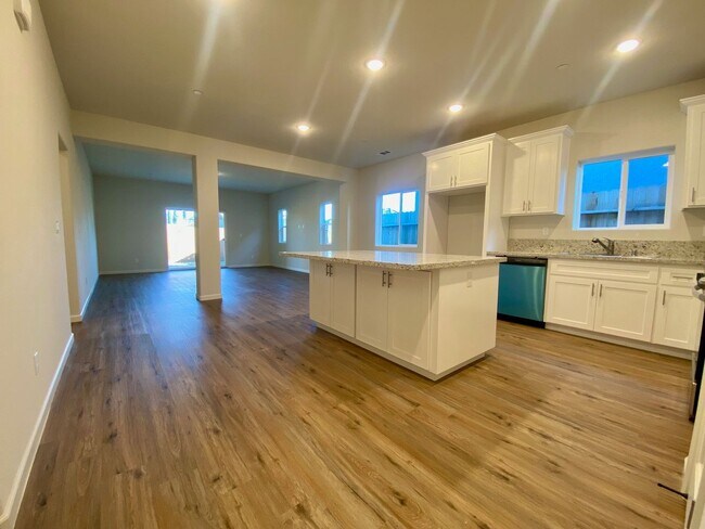 Foto del edificio - NEWER 4 Bedroom 2 Bath home for RENT!