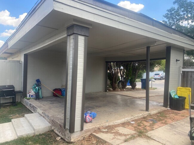 Building Photo - Large 2/2 duplex with a 2 car carport
