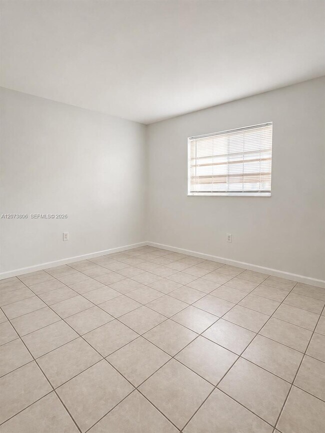 Foto del edificio - 1330 W 54th St