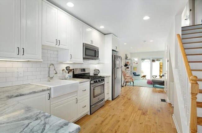 Building Photo - Summertime Move-in - Beautiful 2-bedroom Townhouse w/ Yard/Roofdeck in East Passyunk!