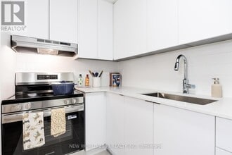 Building Photo - 101 Roehampton Ave