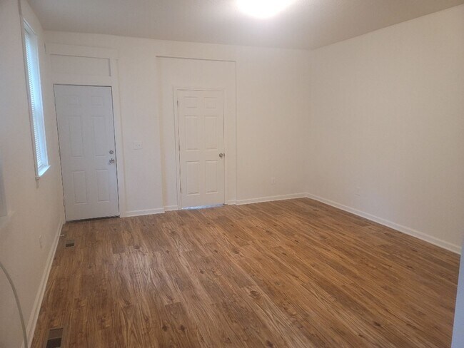 Building Photo - Buchanan Triplex