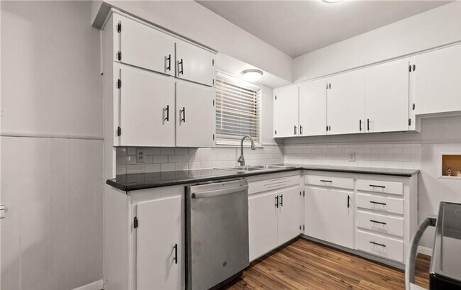 Foto del edificio - Renovated 4-bedroom 1.5 bathroom home!  Housing accepted! MOVE-IN SPECIAL!