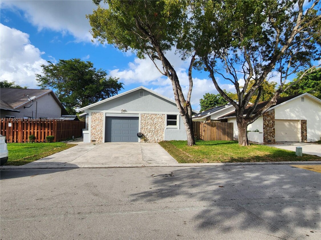 Foto principal - 9711 SW 57th St