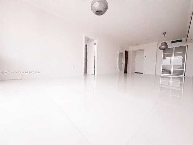 Building Photo - 3731 N Country Club Dr