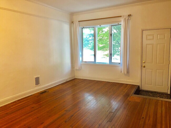 Building Photo - Fantastic 2 Bedroom Townhome in Highlandtown!