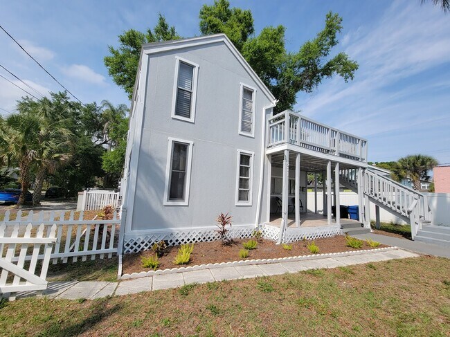 Building Photo - 611 9th Ave N