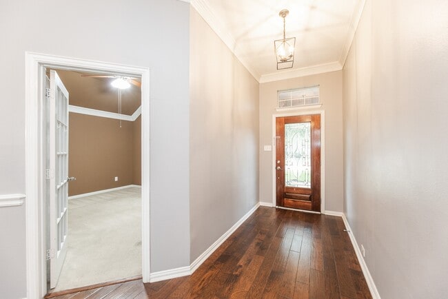 Foto del edificio - 8819 Rocky Knoll Ln