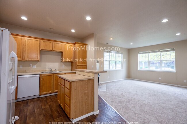 Foto del edificio - Wonderful Three Bedroom End-Unit Townhome ...