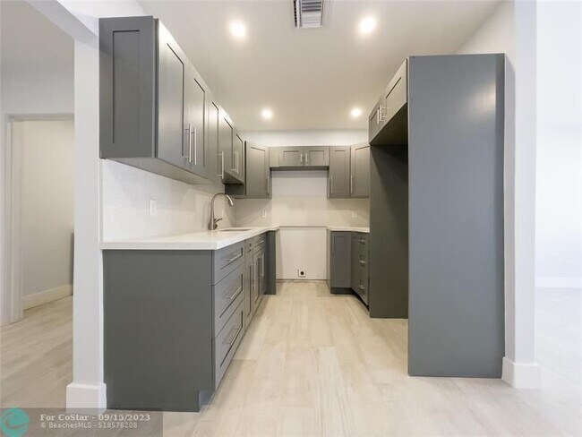 Building Photo - 831-833 SW 7th St
