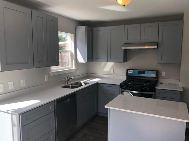 Building Photo - 4004 Reeders Dr
