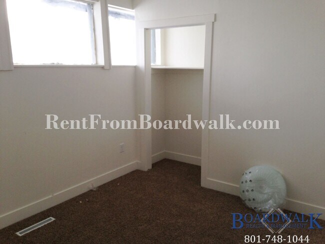 Building Photo - 1660 E 8600 S