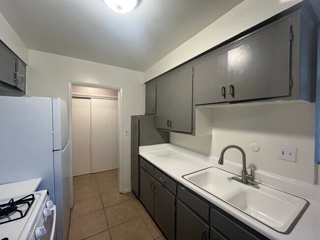 Foto del edificio - 8070 Langdon Ave