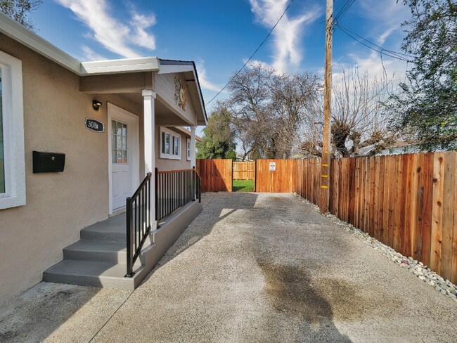 Building Photo - 308 6th St