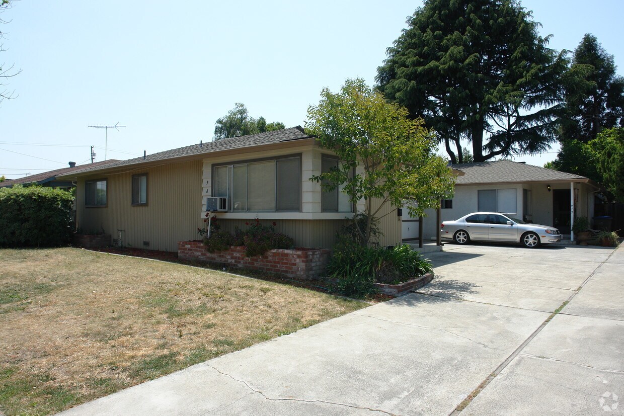 Foto principal - 981 Desert Isle Dr