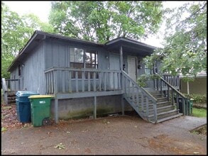 Building Photo - 610 S Maple St