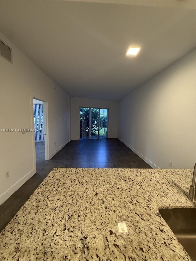 Foto del edificio - 2010 SW 25th Ter