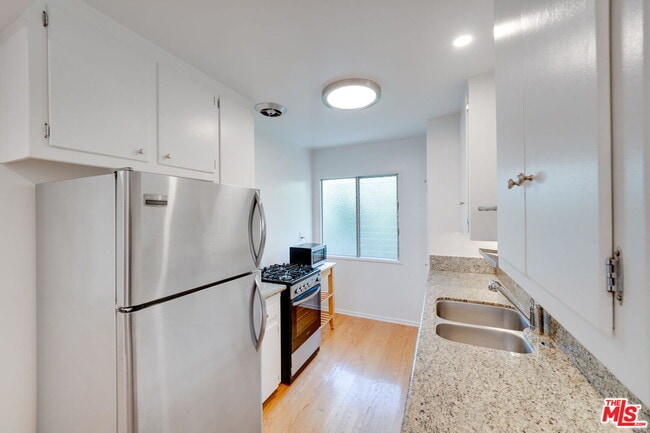 Building Photo - 827 Lincoln Blvd